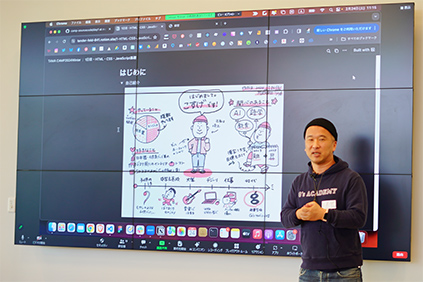 マイクを持って話すコスゲタツヤ