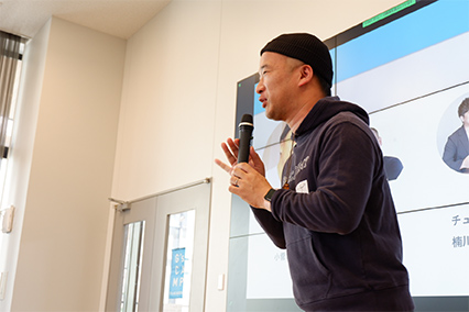 ひまわりの被り物をしたコスゲタツヤ