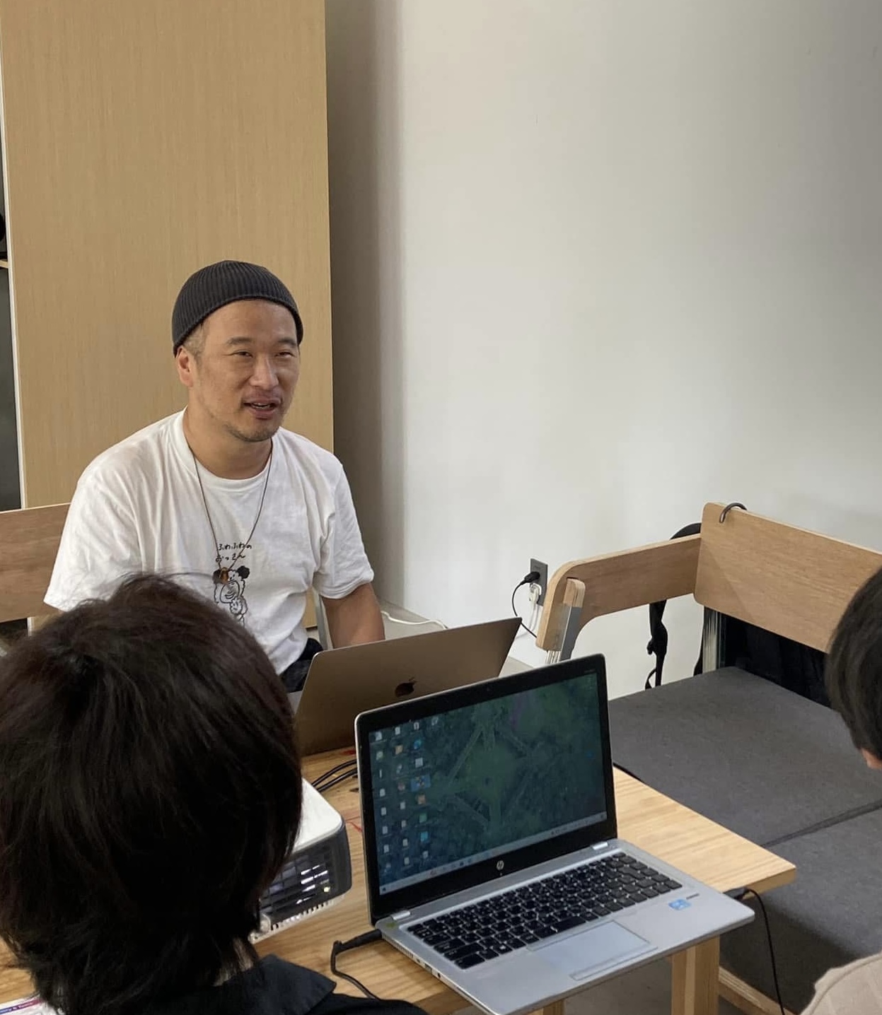 ホワイトボードの前で話すコスゲタツヤ